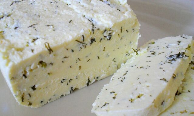 Salted cheese as a breakfast option on the Dukan diet