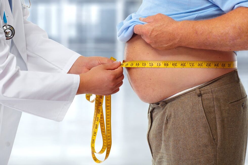 Doctor measures patient's waist circumference
